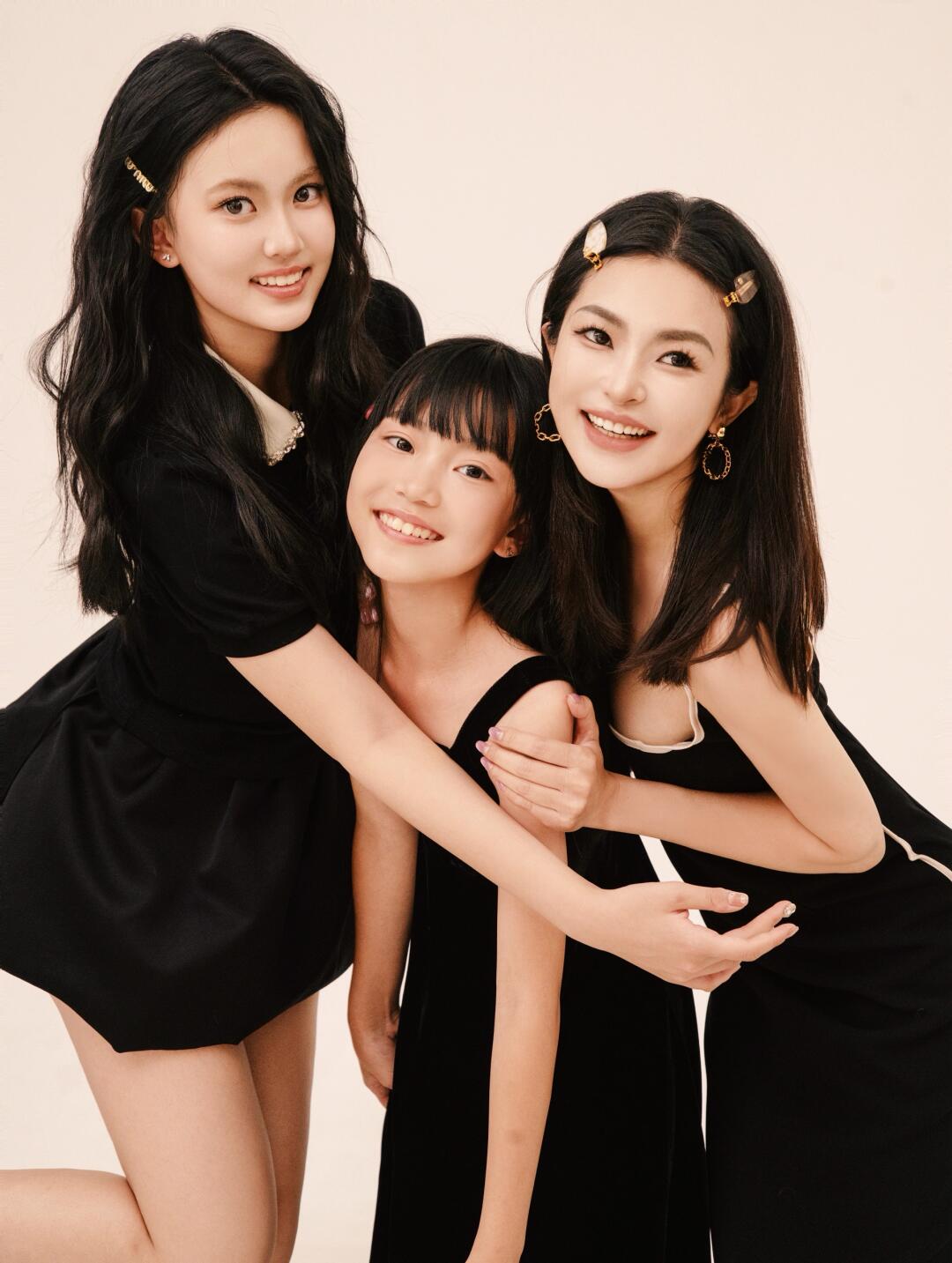 刘维伟前妻晒与女儿合照:离婚后 我和两个女儿组成了最强闺蜜团